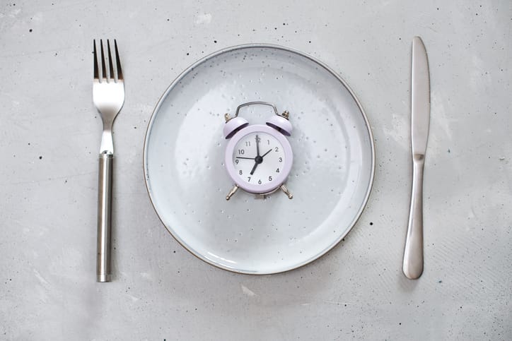 Photo shows an alarm clock on an empty plate/Getty Images